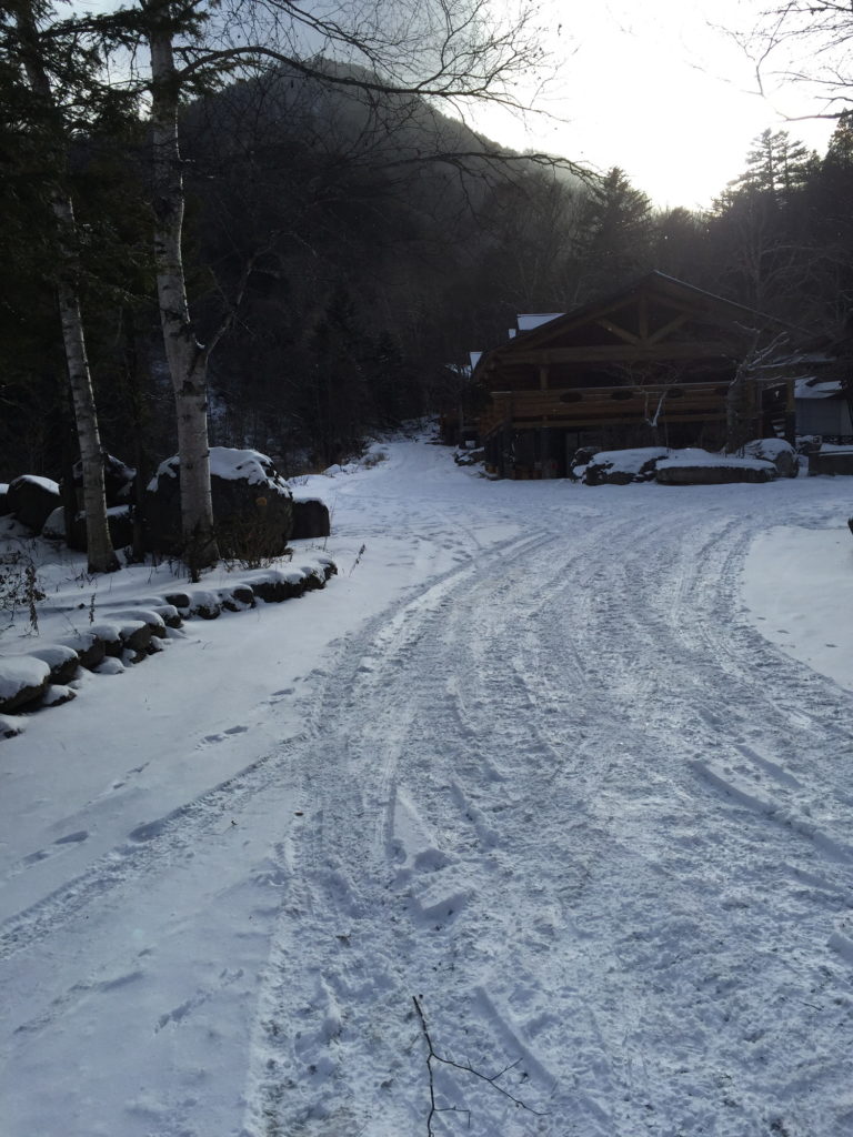 八丁湯の前の雪道