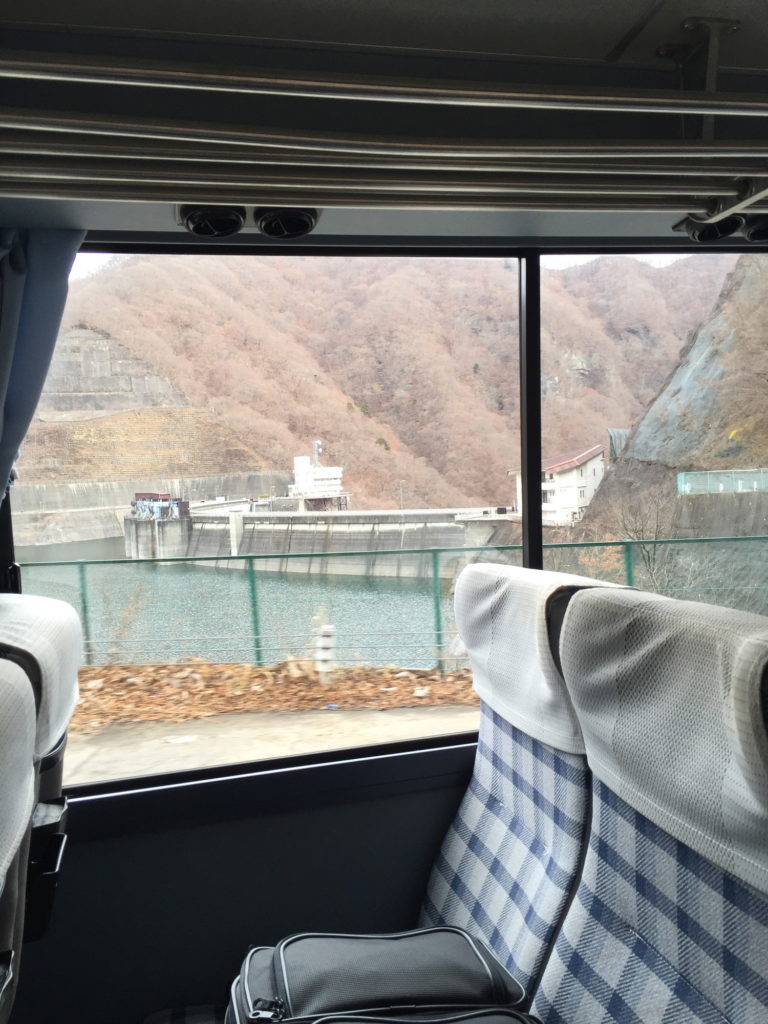 バス車内と川治ダム