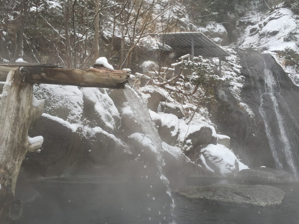 雪降る中の八丁湯の露天風呂