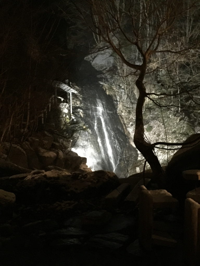 八丁湯のライトアップされた滝