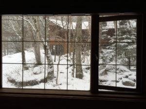 八丁湯のログハウスで迎えた雪の朝