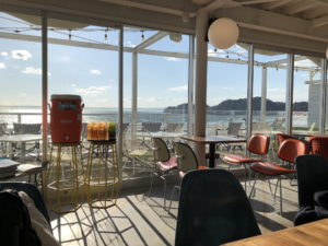 Post by HONEYのソファ席から海を眺める