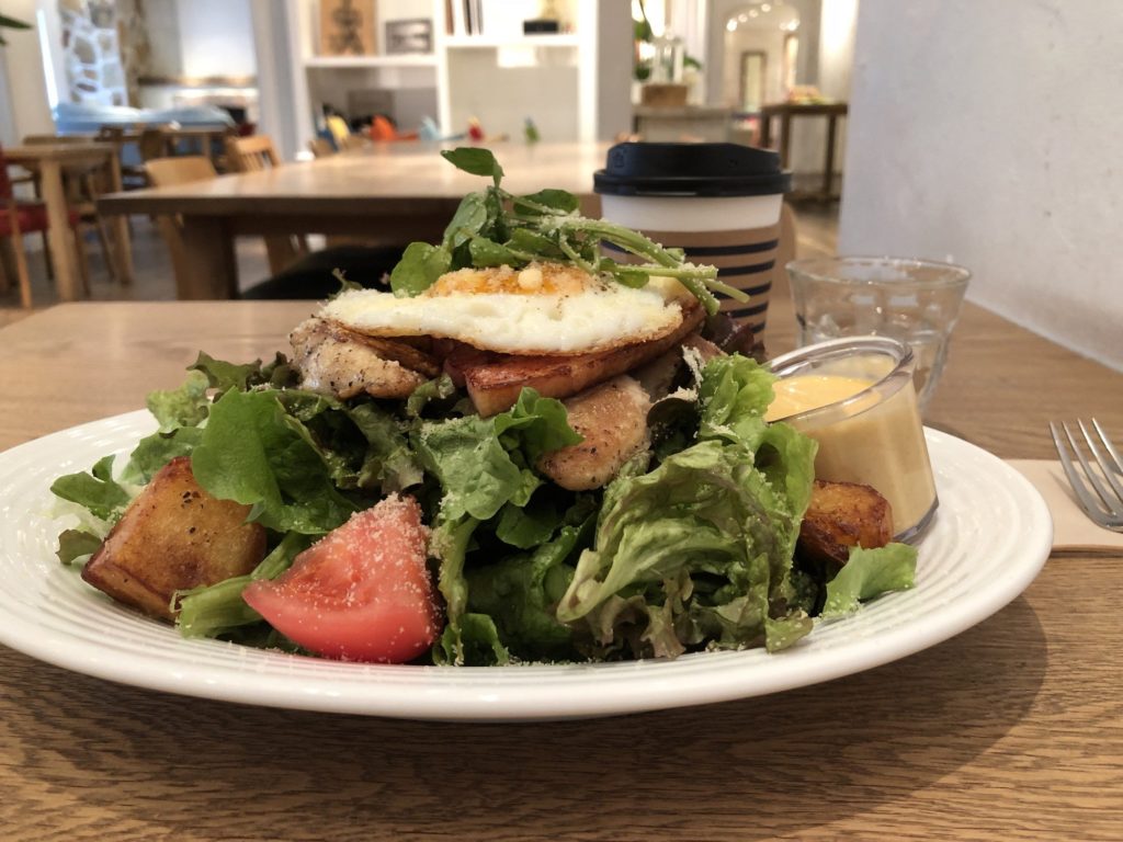 RHカフェ(ロンハーマンカフェ)の朝食サラダの高さ