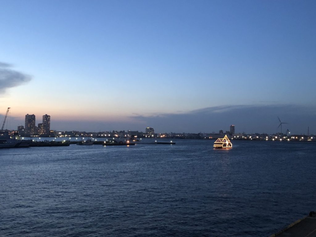 夕暮れの横浜港