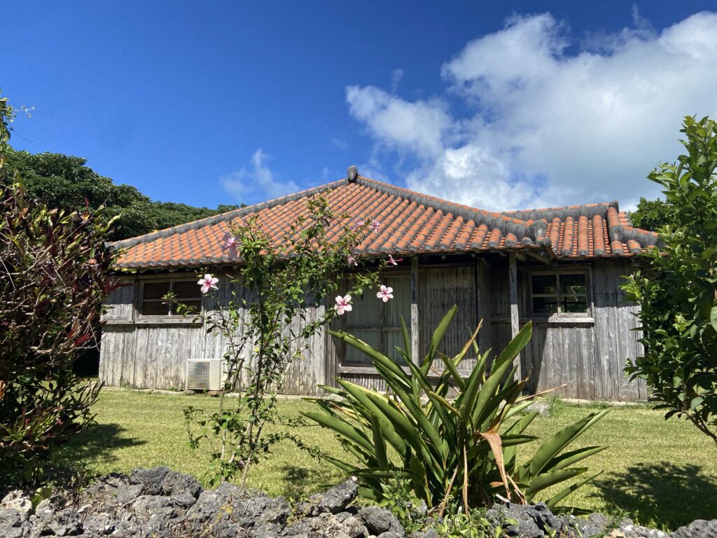 竹富島の赤瓦の家