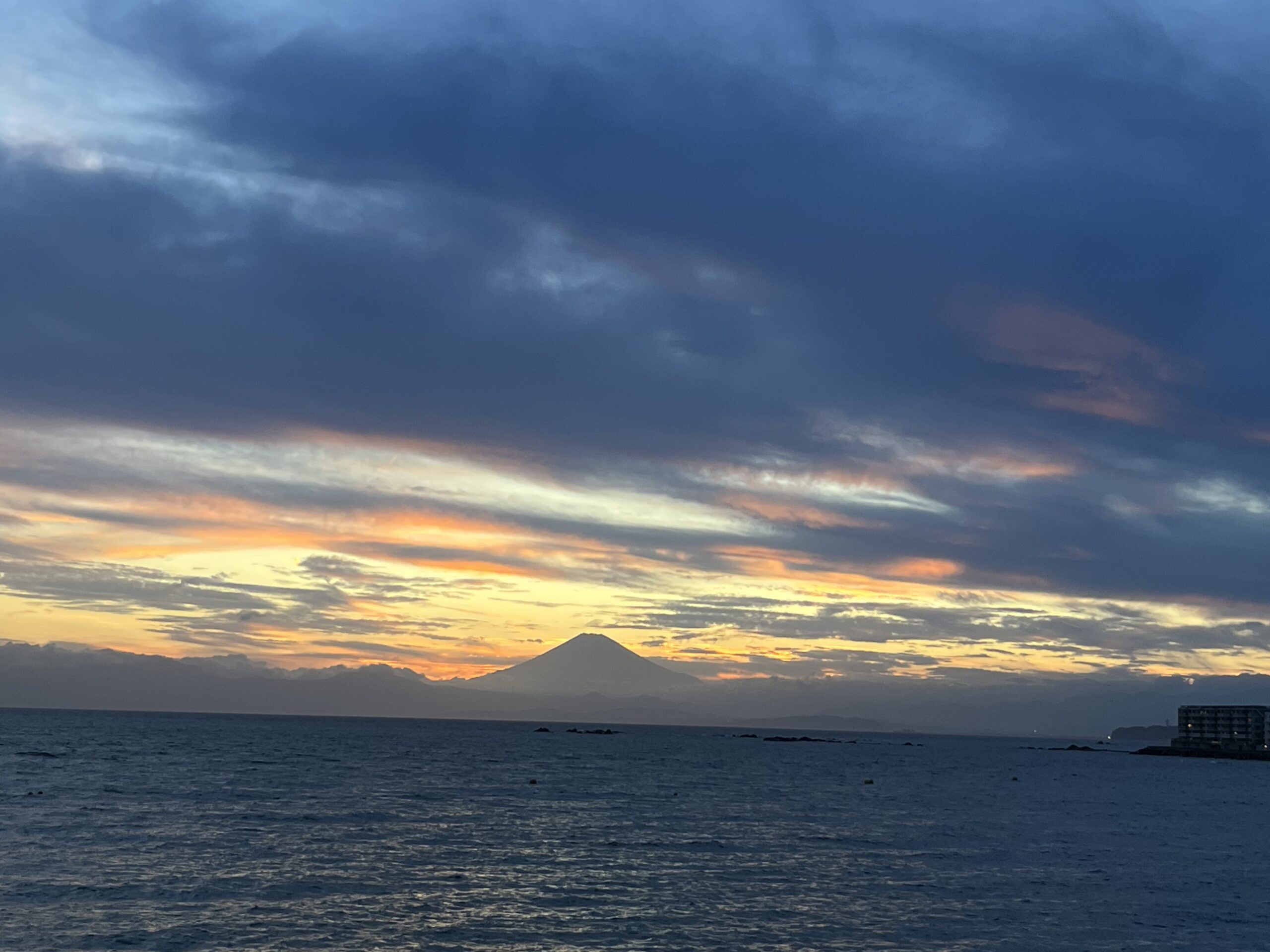 一色海岸からの海と富士山と夕陽