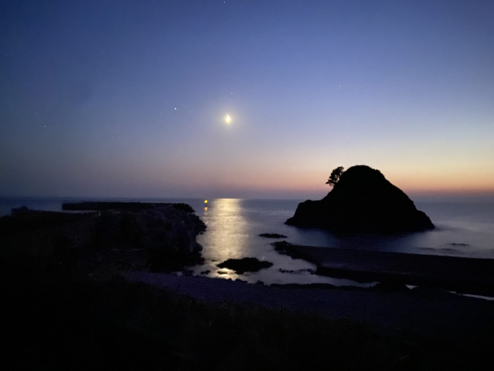 青森県深浦の海と月