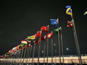 大阪万博入り口の国旗